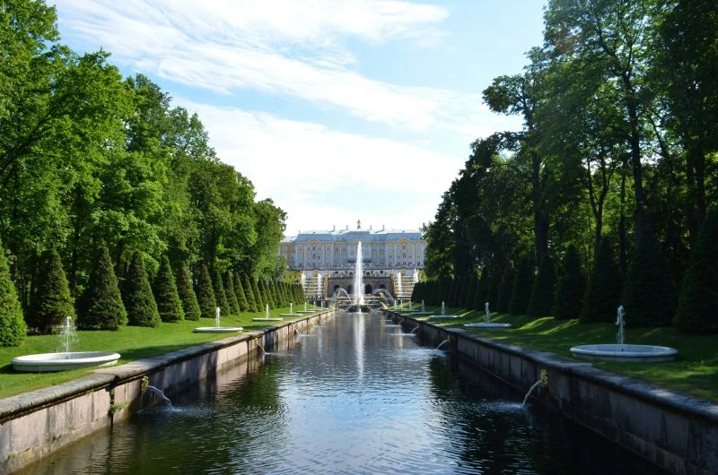 Schloss mit Wasserallee und Bäumen