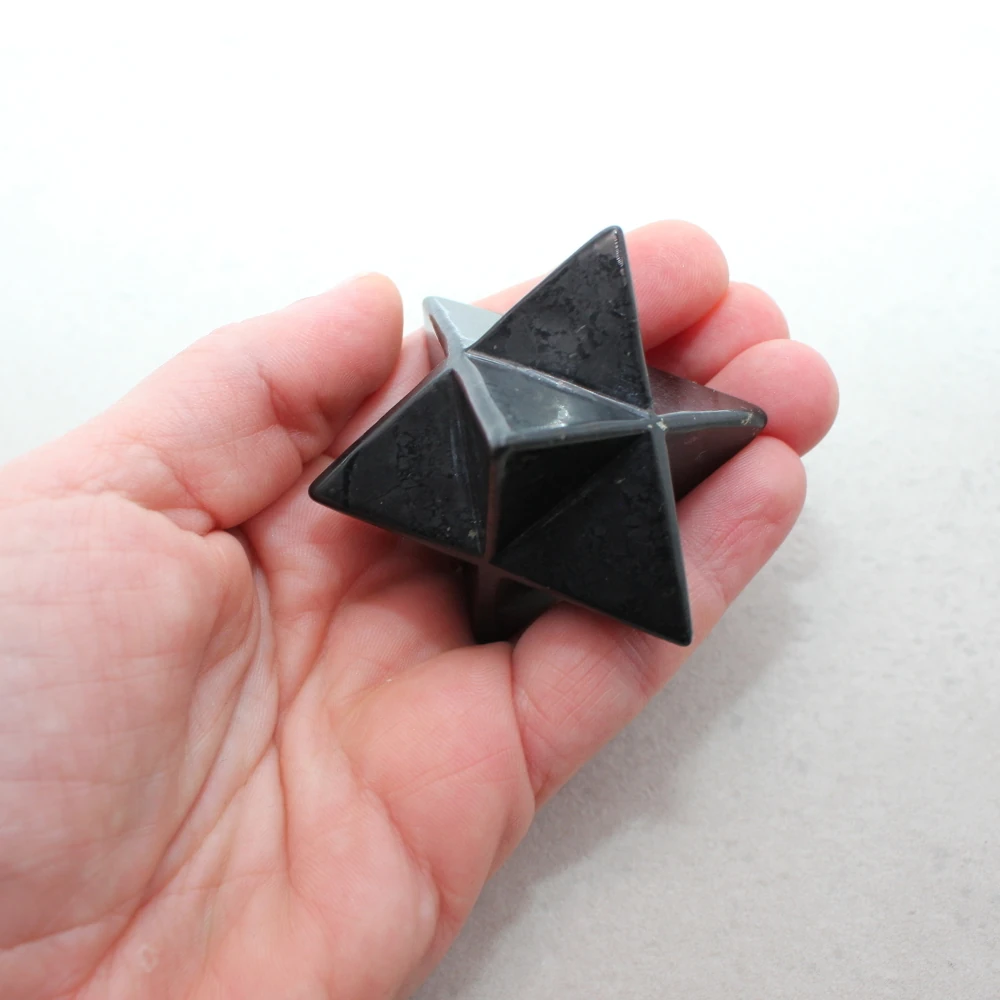 Merkaba aus Schungit in einer Hand