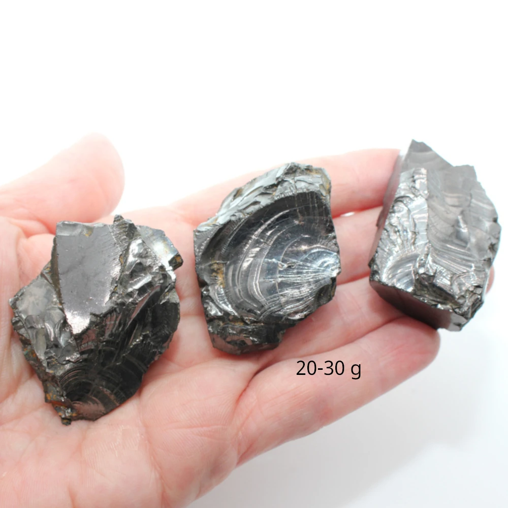 Edelschungite in einer Hand