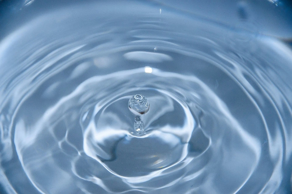 Ein Wassertropfen fällt ins Wasser