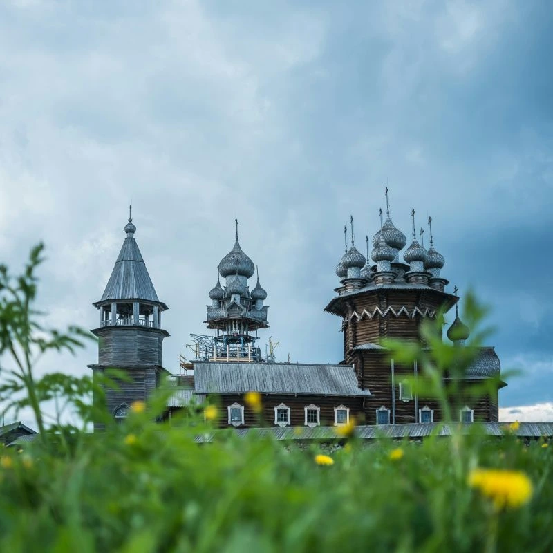 Karelische Kirche aus Holz mit vielen Kuppeln