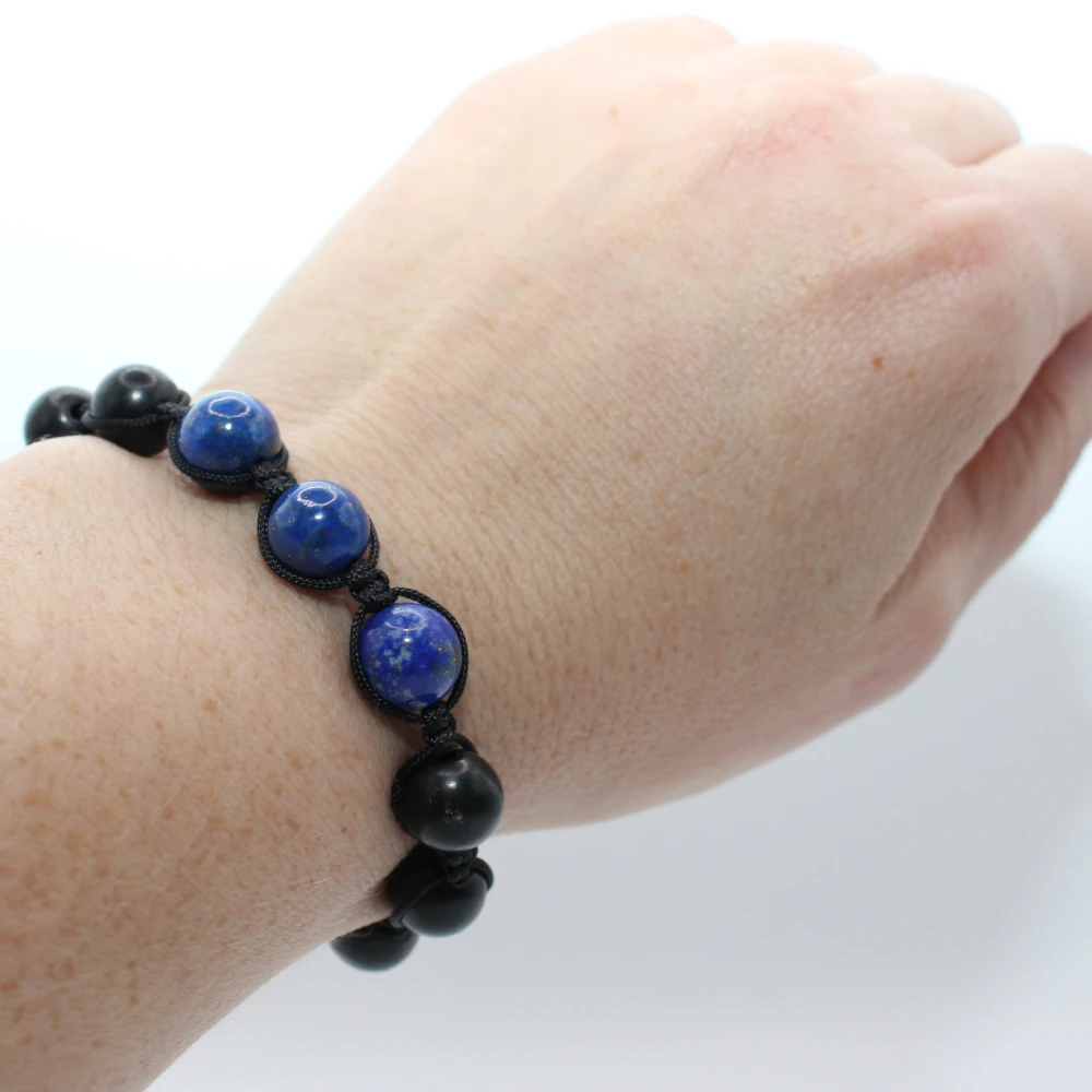 Lapislazuli und Schungit Armband am Handgelenk